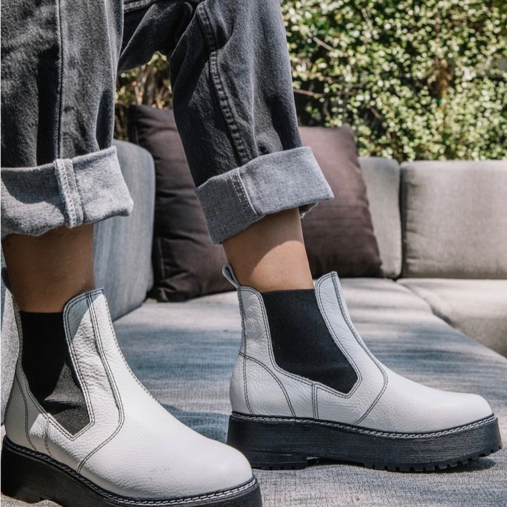 NEW - Matisse Mason Leather Chelsea Platform Booties - White Size 6.5